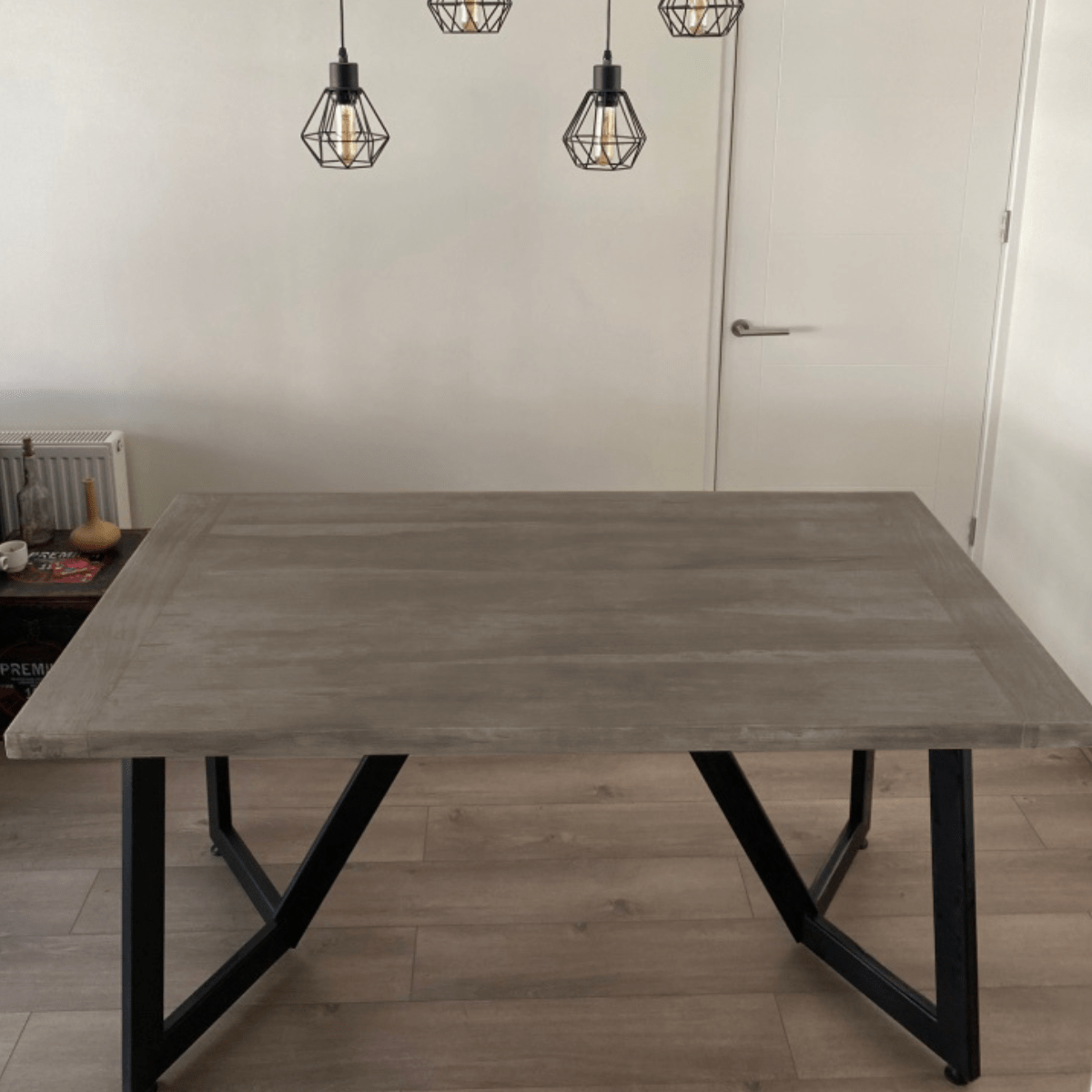 Detalle de la textura de la madera de la mesa de comedor Siena, perfecta para mesas comedor madera