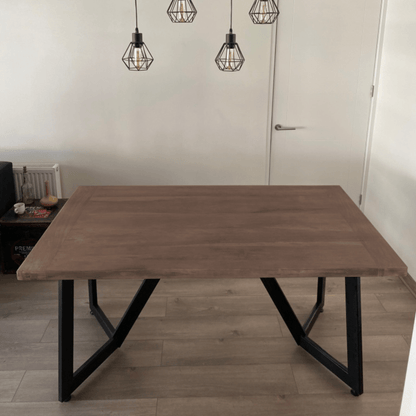 Mesa de comedor de madera y fierro negro Siena en un entorno moderno, ideal para comedor estilo industrial