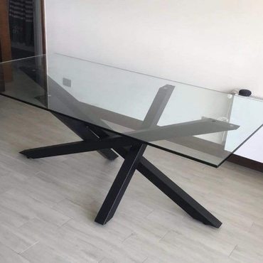 mesa de comedor industrial base de fierro y cubierta de vidrio