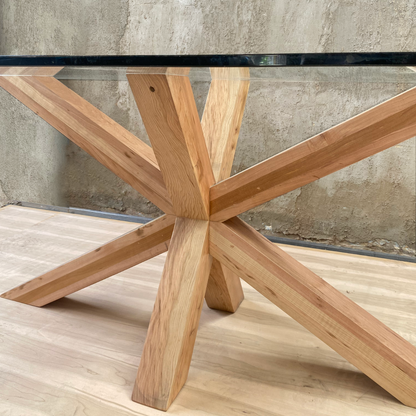 mesa de comedor cubierta de vidrio y base en madera nativa lenga ,La mesa Maria está fabricada con madera lenga de alta calidad y una superficie de vidrio templado, ofreciendo una combinación de robustez y eleganciaGreenwoods