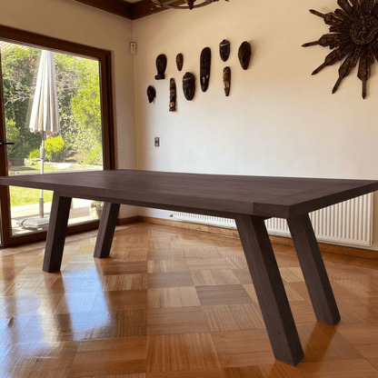 Compra la Mesa de Comedor Madrid en Madera en Greenwoods. Perfecta para tu hogar, combina estilo y funcionalidad. Explora nuestra colección de comedores y mesas de madera.
